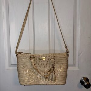 Elegant Cream Crocodile-Embossed Shoulder Bag